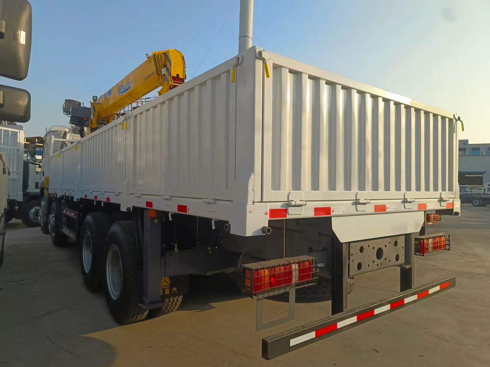 HOWO TX 8×4 Crane Truck.webp