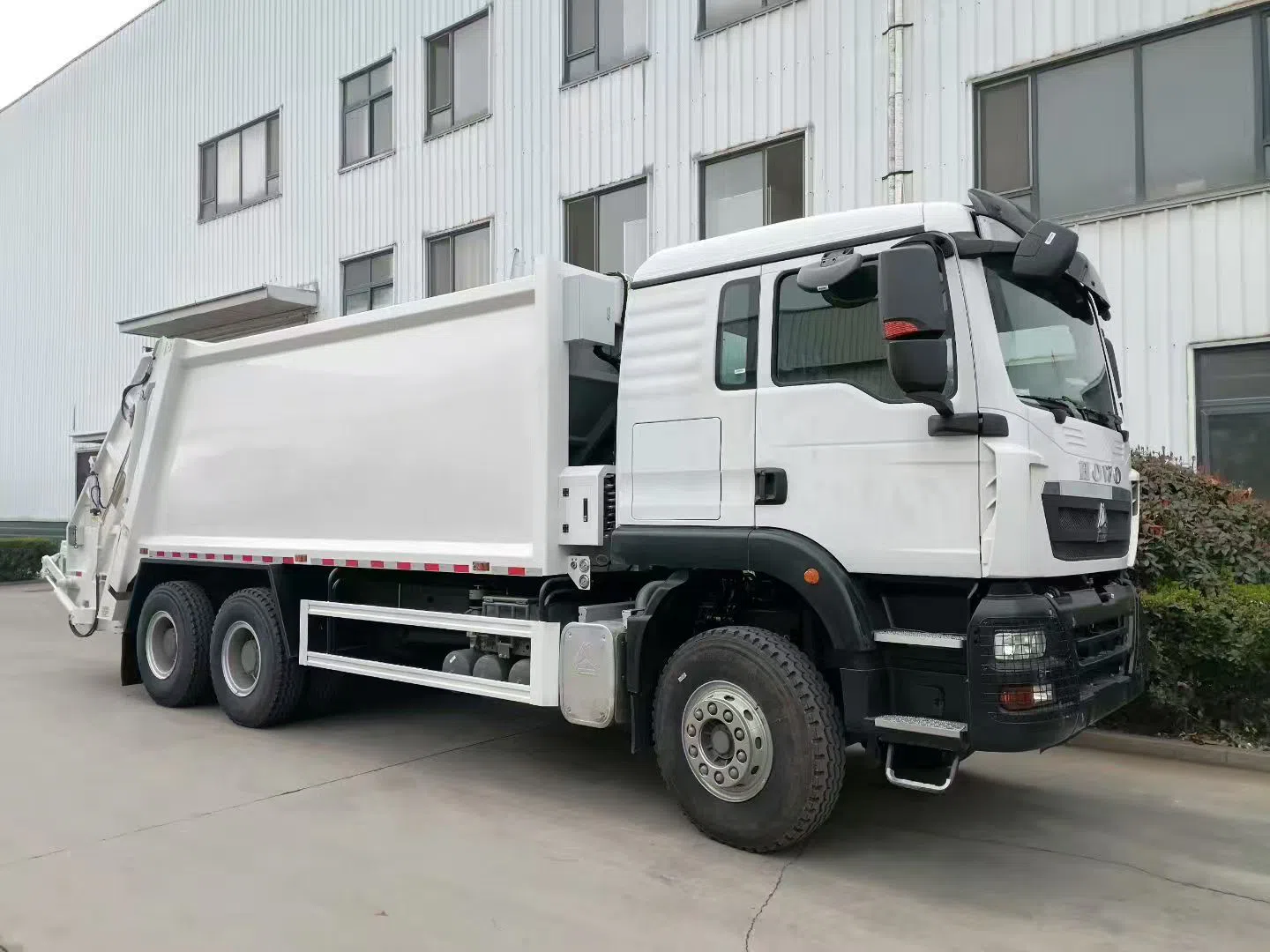HOWO TX Hook Arm Garbage Truck