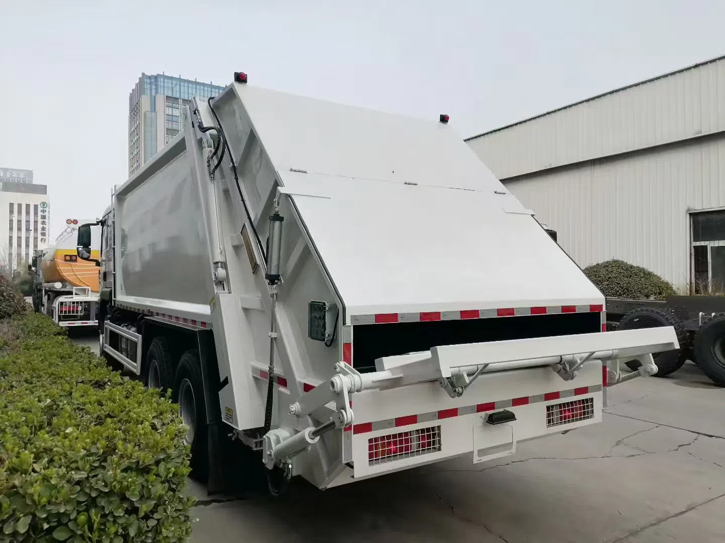 HOWO TX Hook Arm Garbage Truck