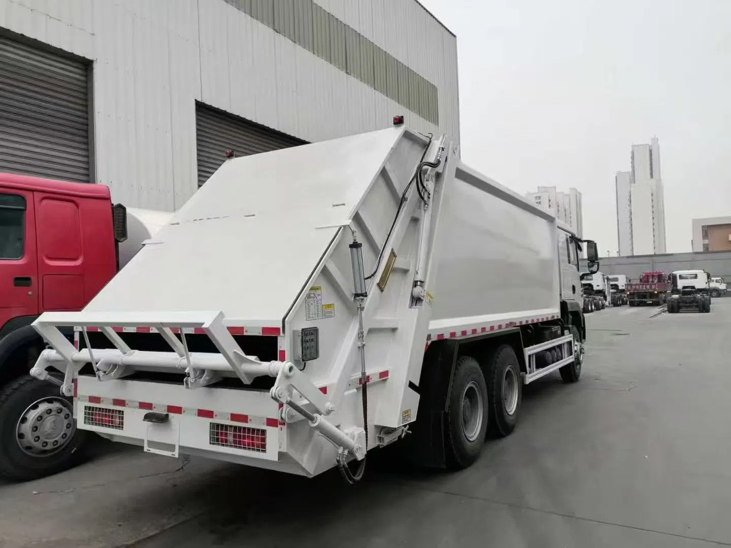 HOWO TX Hook Arm Garbage Truck