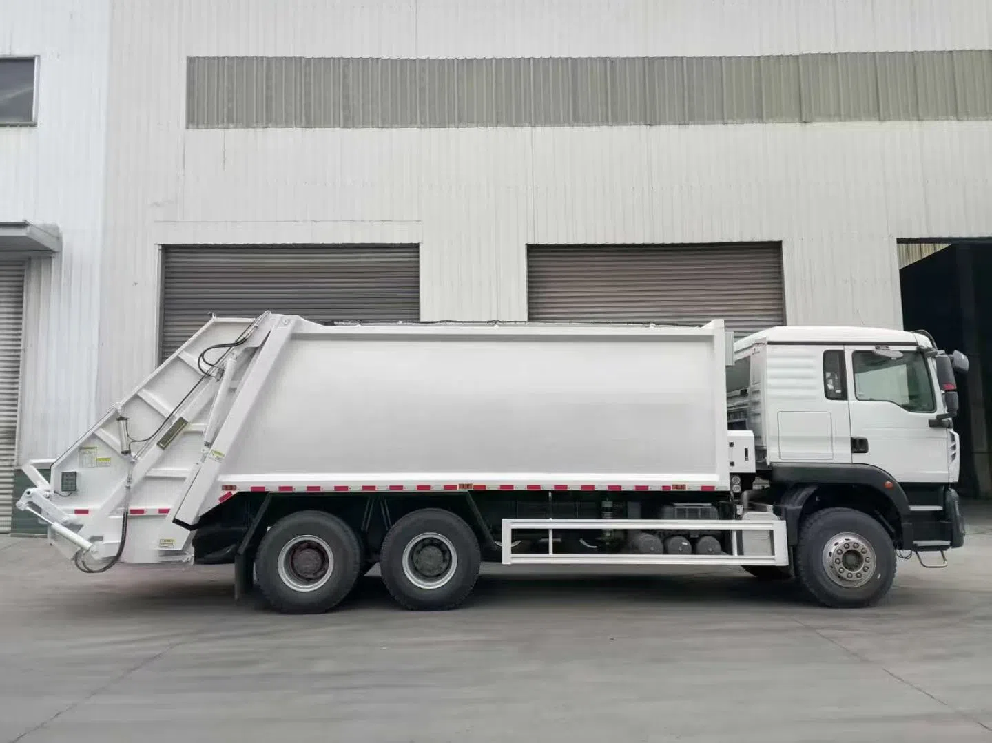 HOWO TX Hook Arm Garbage Truck