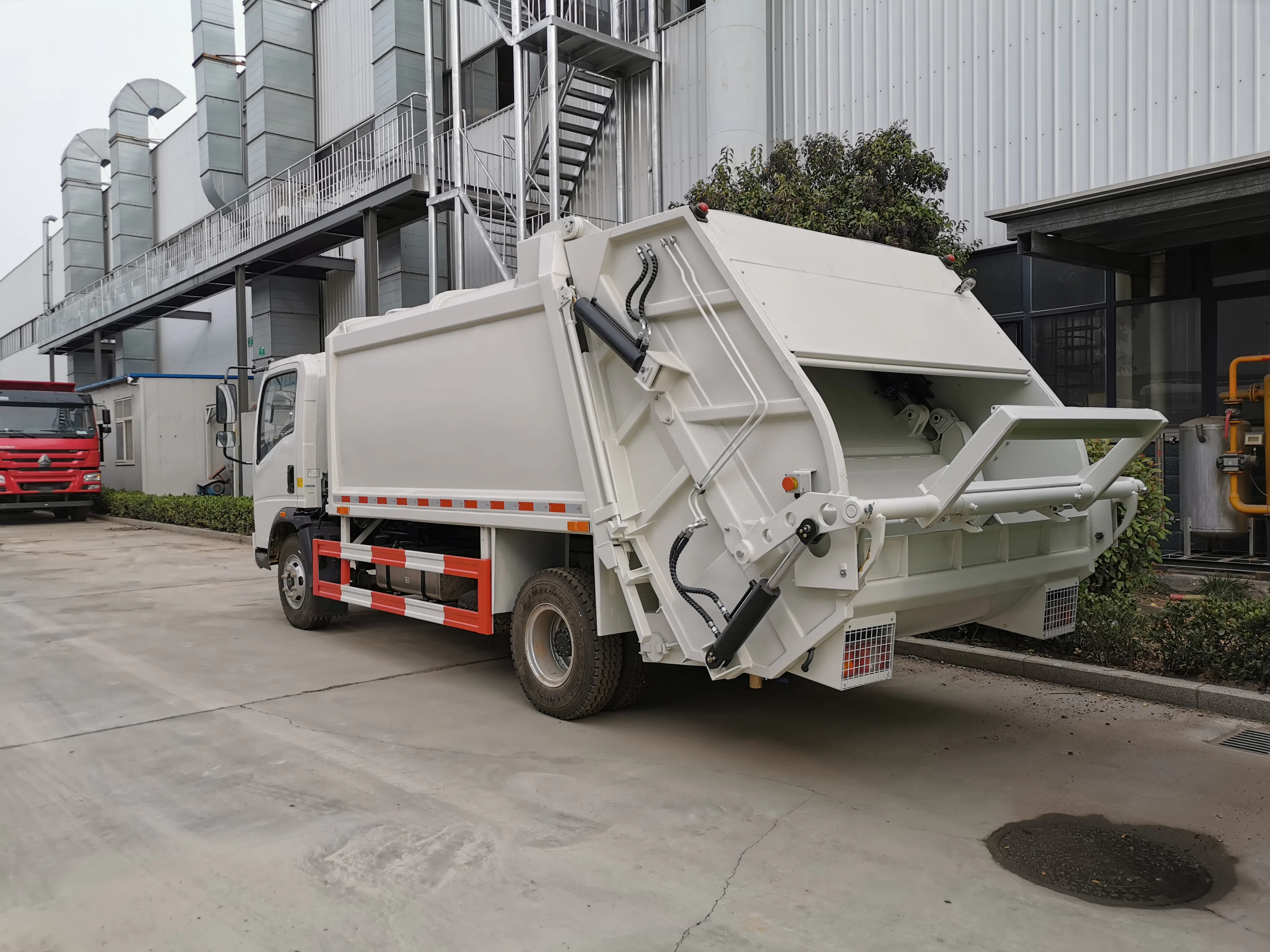 Light compressed garbage truck.webp
