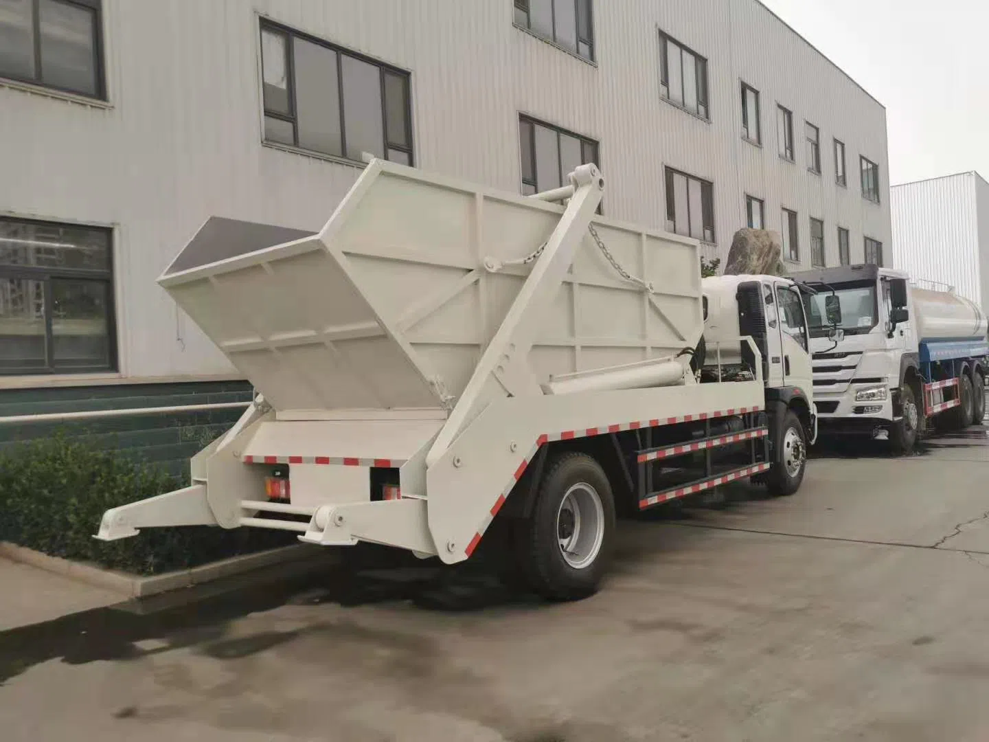 Articulated garbage truck