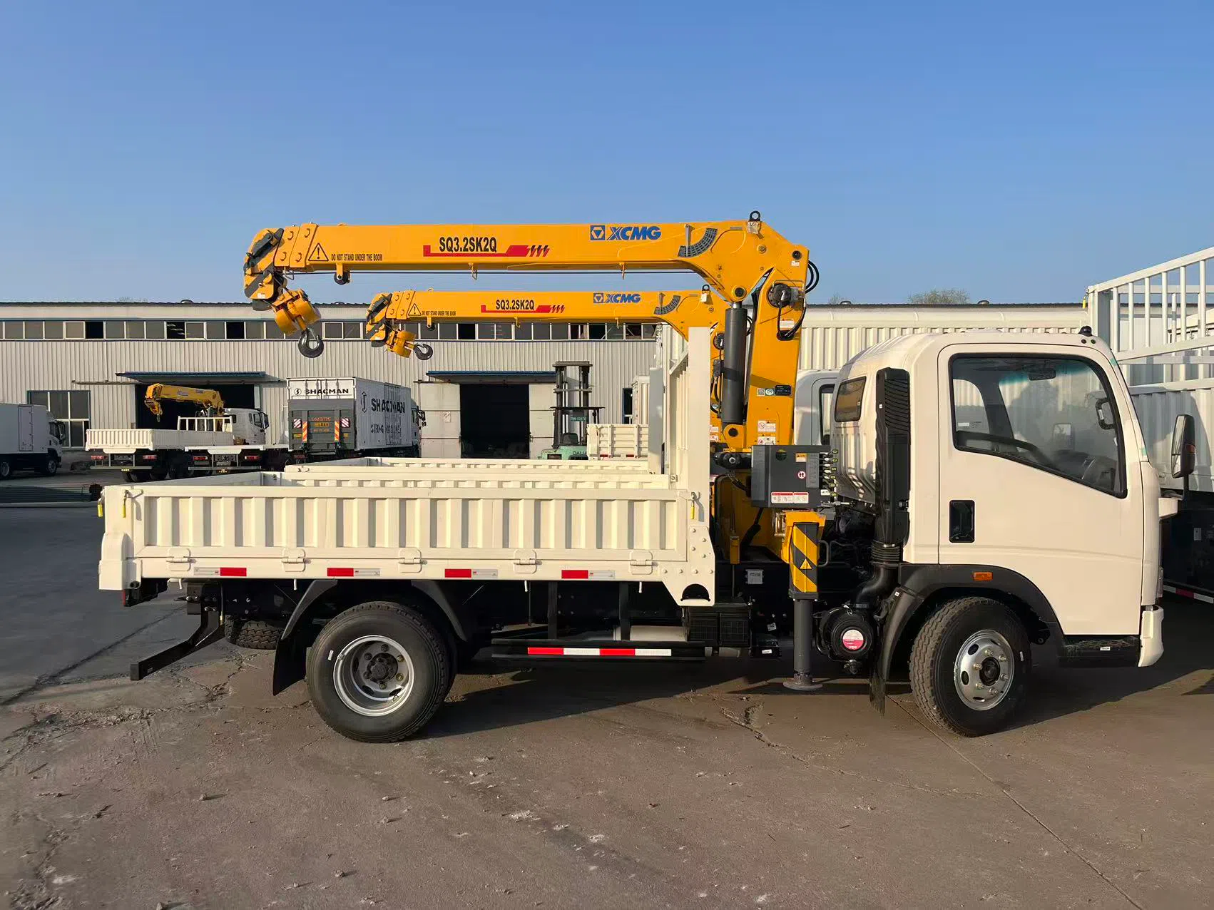 Light crane truck.webp