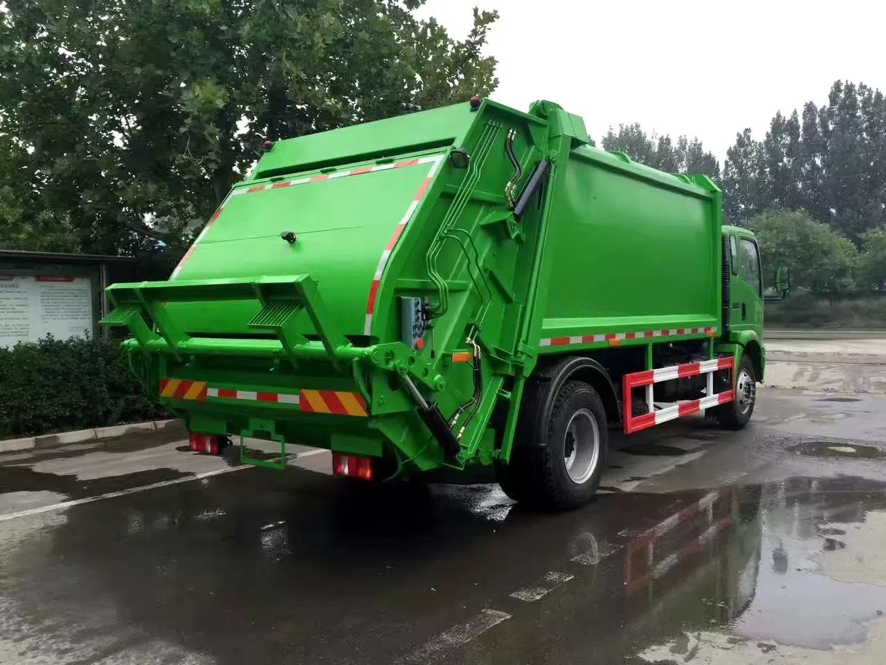 Light Compressed garbage truck