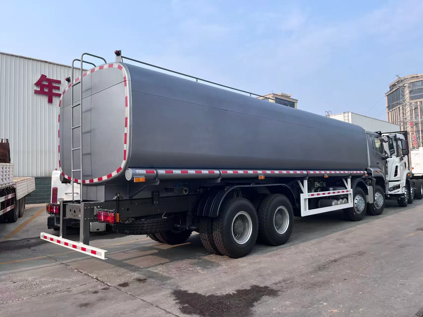 HOWO NX 8×4 Fuel tank truck