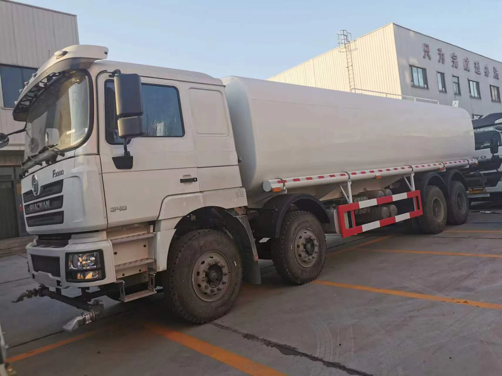 Camion d'arrosage Shacman F3000 8x4