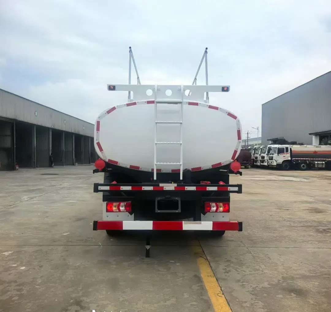 Camion-citerne de carburant (2).webp