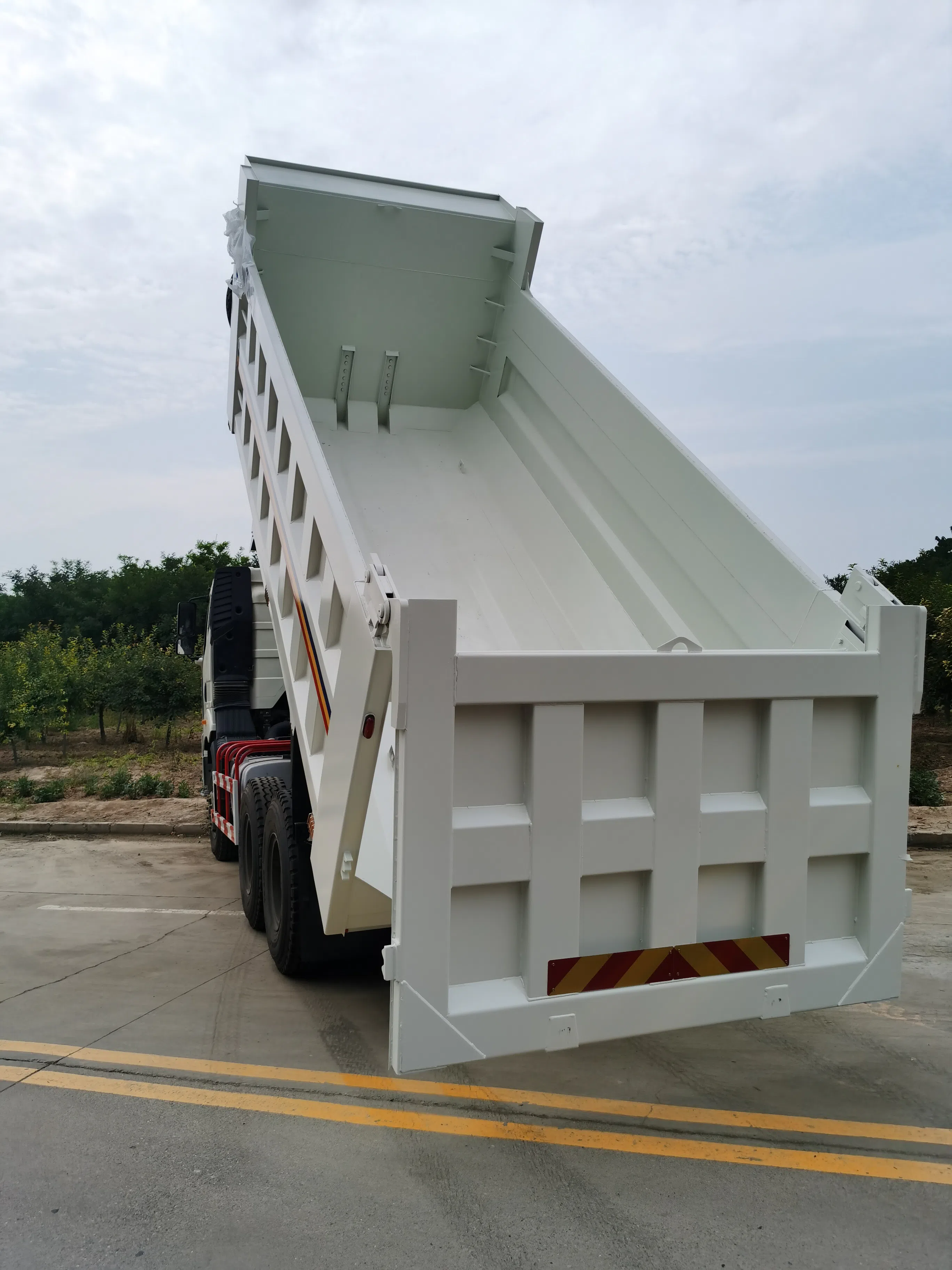 Camion à benne basculante Faw J6P 6x4