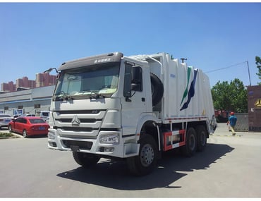 Camion compacteur de déchets